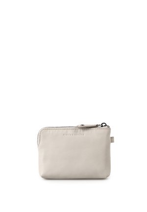 Piccola pochette rettangolare in pelle grigia chiara con chiusura a cerniera nera e nome del marchio impresso sulla parte anteriore.