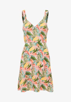 Robe sans manches avec décolleté en V, taille cintrée et imprimé de feuilles tropicales vertes, jaunes, roses et corail sur fond bleu clair.