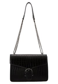 Borsa a mano in pelle nera con texture a coccodrillo, hardware in argento, dettaglio della fibbia ornata e tracolla a catena. Forma rettangolare con chiusura a flap.