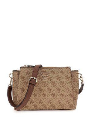 Brun Guess crossbody taske med gentagende logomønster, justerbar læderrem og trekantet metallogoplade foran med lynlås.