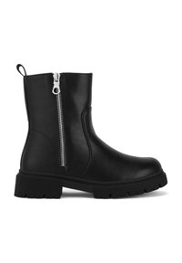 Botines negros hasta el tobillo con cremallera lateral, hechos de cuero liso, con una suela gruesa y con dibujo texturizado para mayor tracción.