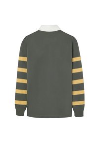 Camisa verde de manga larga con collar blanco y rayas amarillas contrastantes en las mangas. Diseño simple, textura suave y corte relajado.