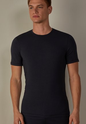 Navyblaues T-Shirt mit kurzen Ärmeln aus weichem Stoff, mit rundem Ausschnitt, slim fit und minimalen Nahtdetails.