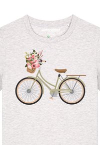 Lichtgrijs T-shirt met een fietsafbeelding, voorzien van een bruine zadel, zwarte wielen en een mand vol met roze en groene bloemen.