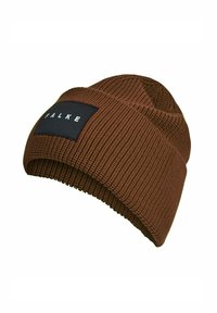 Berretto di lana marrone con trama a costine. Presenta una toppa di tessuto nero con lettere bianche che formano la parola "FALKE." Design semplice e aderente.