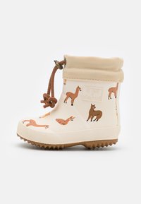 Botte en caoutchouc pour enfant couleur crème avec des motifs animaux bruns ludiques. Comprend un bord doux et texturé ainsi qu'un cordon brun pour un maintien parfait.