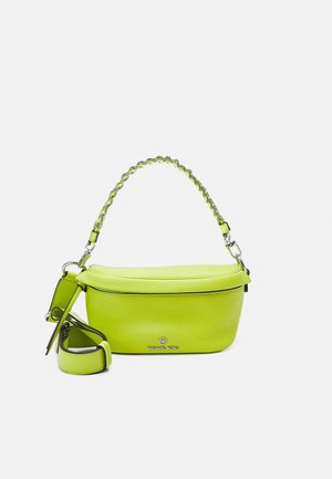 Sac à main en cuir vert vif Michael Kors avec poignée tressée et bandoulière ajustable supplémentaire sur un fond blanc uni.