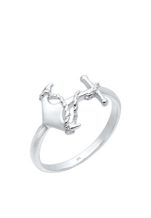Sølvring med et struktureret hjerte designet, flettet med reb og en accentkors, med en glat ring og stemplet 925.