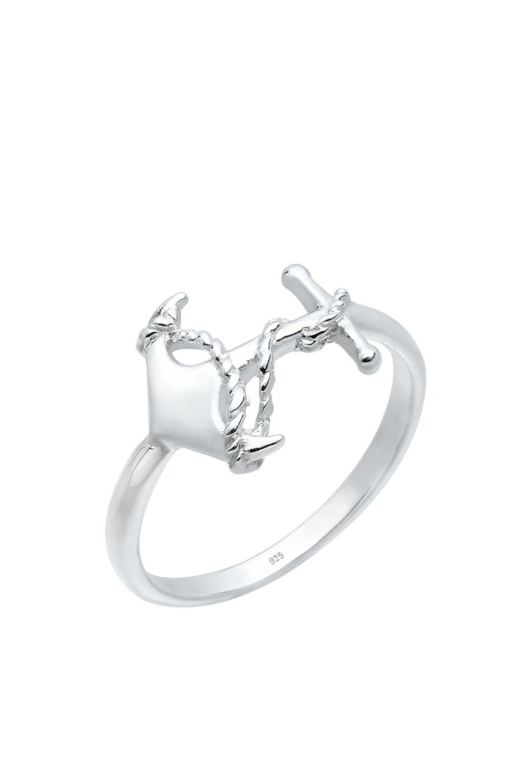 Sølvring med et struktureret hjerte designet, flettet med reb og en accentkors, med en glat ring og stemplet 925.