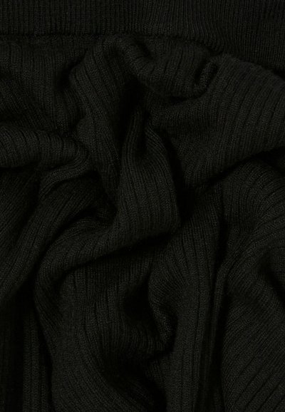 Tejido negro estriado con textura drapeada, que presenta líneas verticales suaves y ligeras variaciones en el grosor. No se ven detalles adicionales.