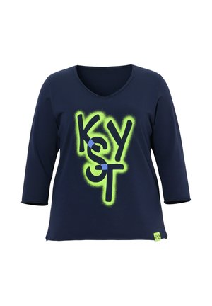 Maglietta a maniche lunghe blu navy con scollo a V e testo in stile graffiti giallo neon "KYST" sul davanti, con una piccola etichetta gialla sull'orlo.