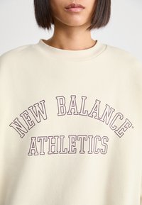 New Balance GRAPHIC CREW - Melegítőfelső - beige