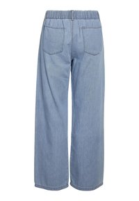 Ανοιχτό μπλε τζιν παντελόνι με φαρδιά μπάρα, ελαστική μέση και δύο πίσω πλαϊνές τσέπες, εμφανιζόμενο από πίσω.