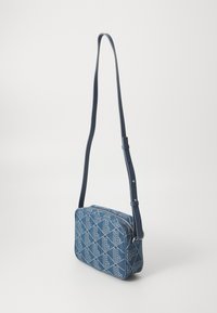 Borsa a tracolla blu a fantasia con forma rettangolare, dotata di chiusura con zip e tracolla regolabile in pelle liscia.