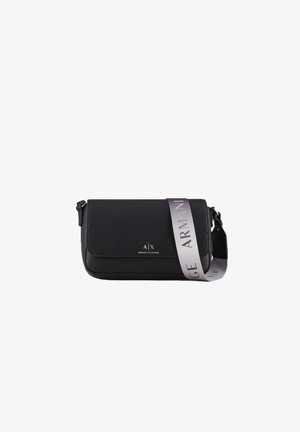 Bolso bandolera de cuero negro con solapa, correa ajustable gris plateado con la marca "ARMANI EXCHANGE".