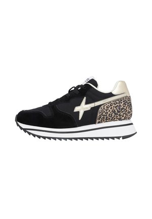 Sneakers in suede neri con un accento in stampa leopardo, tacco dorato e suola intermedia bianca. Presentano un design con lacci e suola in gomma testurizzata.
