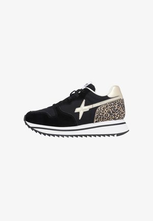 Sneakers in suede neri con un accento in stampa leopardo, tacco dorato e suola intermedia bianca. Presentano un design con lacci e suola in gomma testurizzata.