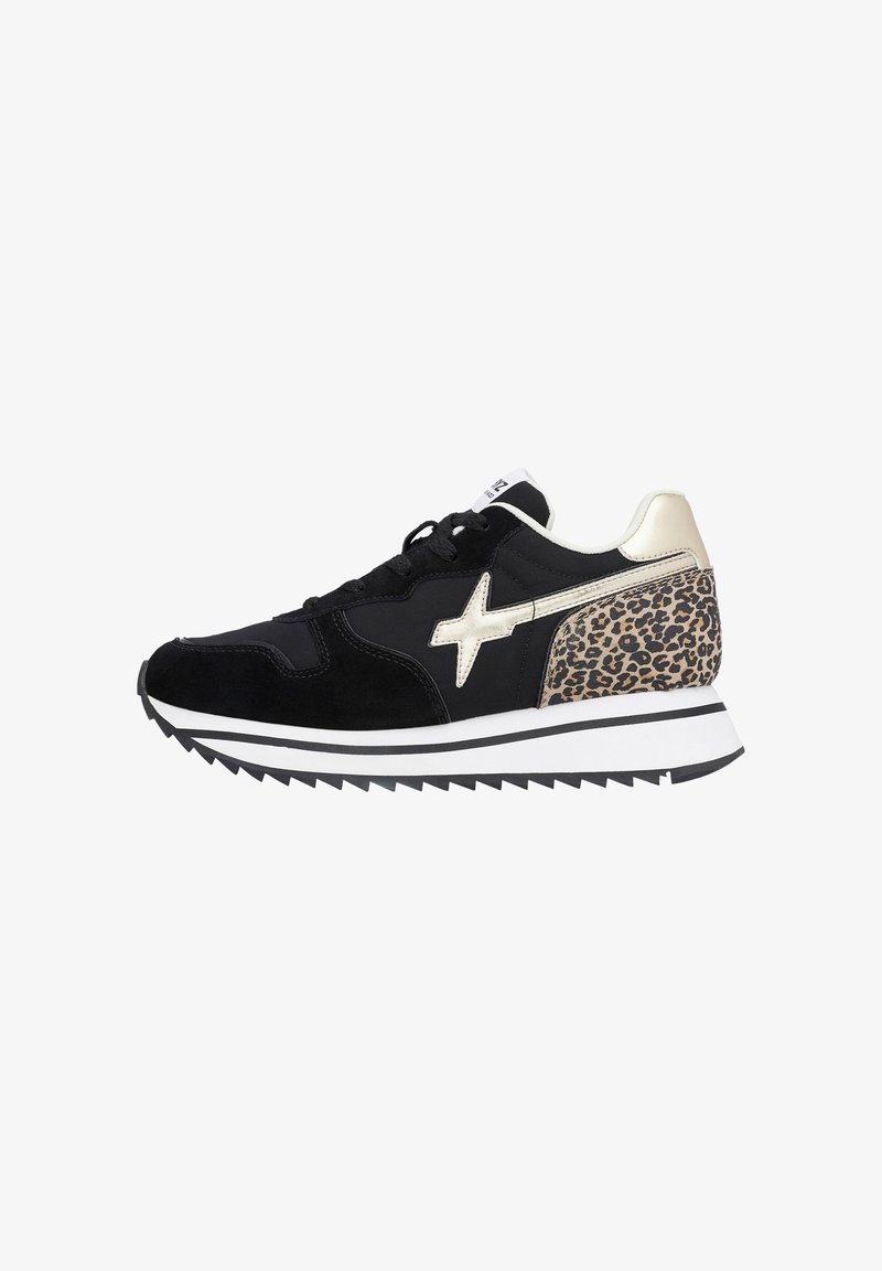 Sneakers in suede neri con un accento in stampa leopardo, tacco dorato e suola intermedia bianca. Presentano un design con lacci e suola in gomma testurizzata.