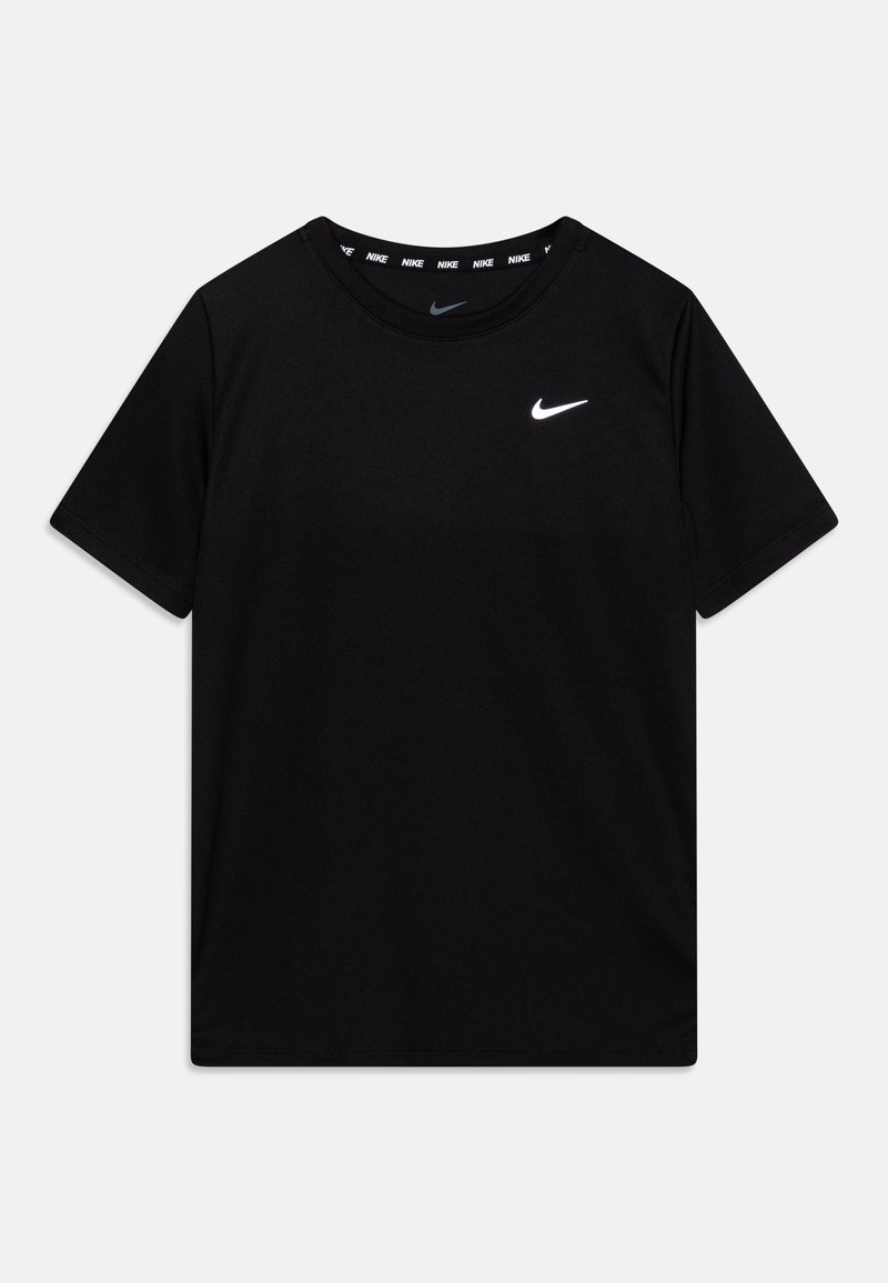Camiseta negra de manga corta hecha de una tela suave, con un pequeño logo blanco de Nike en el pecho y una marca en contraste en el cuello interior.