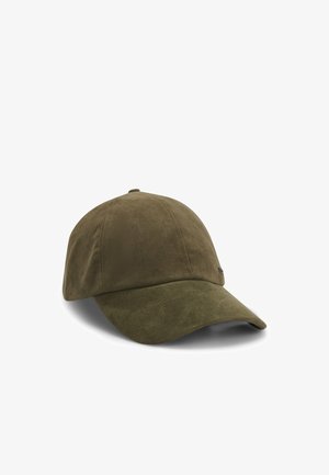 Olivgrüne Wildleder-Baseballkappe mit abgerundetem Kronenbereich, gebogenem Schirm und kleinem Logoakzent an der Seite. Weiche Textur und nahtloses Design.