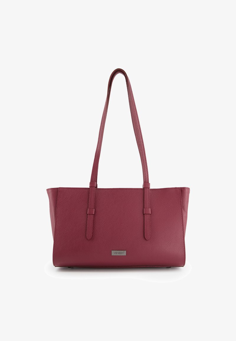 Burgunderfarbene Leder-Shopper-Tasche mit zwei Schulterriemen, rechteckiger Form, texturierter Oberfläche und einem vorderen silbernen Markenschild.