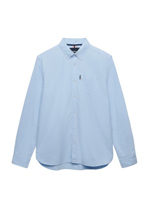 Lichtblauw overhemd met lange mouwen, knoopsluiting aan de voorkant, een borstzak en een knoopkraag, plat gelegd op een witte achtergrond.