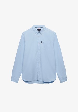 Lichtblauw overhemd met lange mouwen, knoopsluiting aan de voorkant, een borstzak en een knoopkraag, plat gelegd op een witte achtergrond.