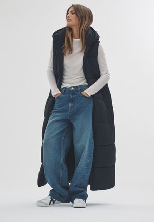 REGULAR FIT - PADDED - Chaleco - black