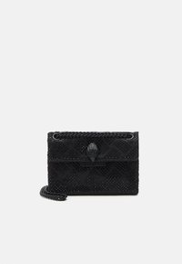 Sac à main noir texturé avec un motif en diamant, orné de petits clous, doté d'une chaîne et d'un fermoir décoratif à l'avant.