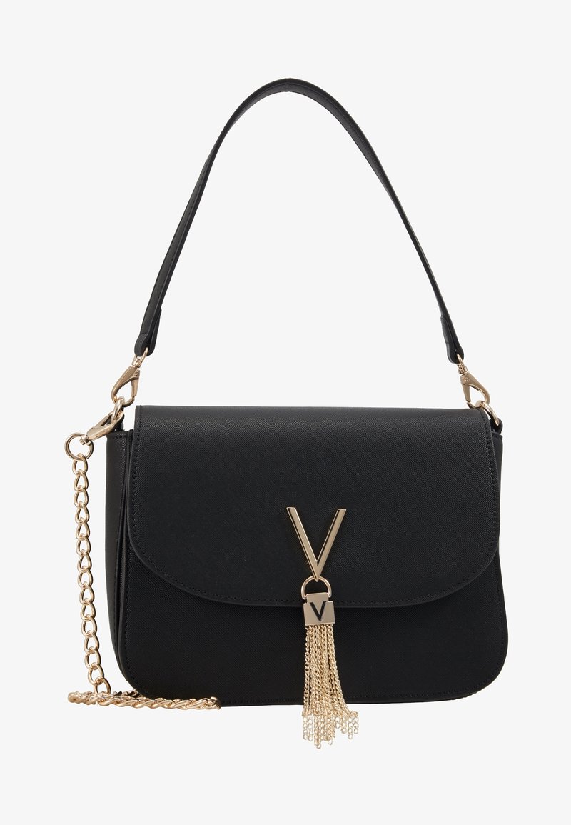 Bolso de mano negro hecho de material texturizado, con cierre de solapa, herrajes dorados, un prominente logo en forma de "V" y un acento de borla.