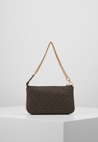 Bruine handtas met patroon en gouden kettingstrap, rechthoekige vorm, ritsluiting en een textuurafwerking met verweven logo-ontwerp.