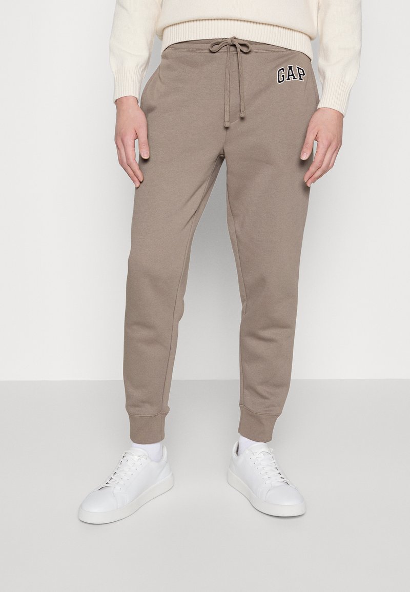 GAP HERITAGE LOGO Tracksuit bottoms trigger brown/light brown Zalando
