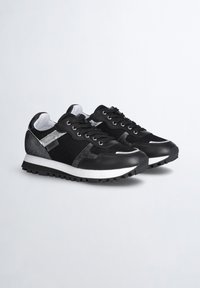 Scarpe da ginnastica nere caratterizzate da un mix di materiali testurizzati, accenti argentati, una suola intermedia bianca e una suola esterna con motivo.