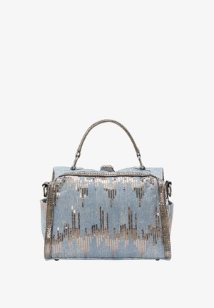 Dżinsowa torba na ramię z cekinowym wzorem w odcieniach srebra i złota. Posiada górny uchwyt oraz metaliczne akcenty. Gładka tekstura i prostokątny kształt.