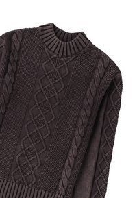 Maglione lavorato a maglia in marrone scuro, con collo a costine, motivi a treccia testurizzati e pannelli a maglia a contrasto. Materiale morbido e accogliente.