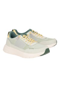 Hellgrüne Sneaker mit gelben Schnürsenkeln, Mesh-Akzenten und einer strukturierten Sohle. Entworfen mit einer runden Zehenpartie und einem gepolsterten Kragen.