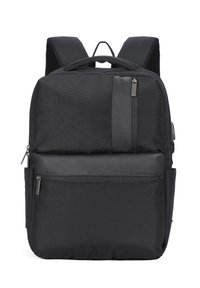 Zaino nero con spalline imbottite, svariati scomparti con zip e una maniglia superiore, mostrato su sfondo bianco.