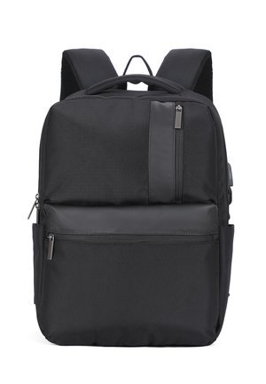 Zaino nero con spalline imbottite, svariati scomparti con zip e una maniglia superiore, mostrato su sfondo bianco.