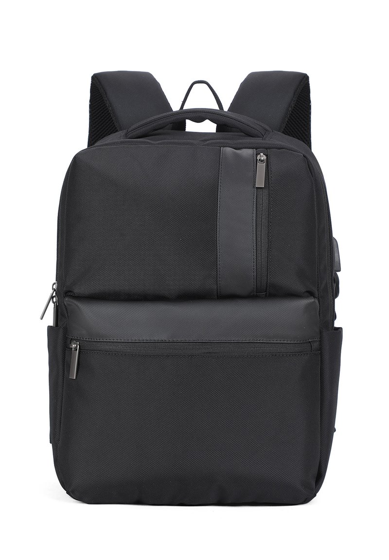 Zaino nero con spalline imbottite, svariati scomparti con zip e una maniglia superiore, mostrato su sfondo bianco.