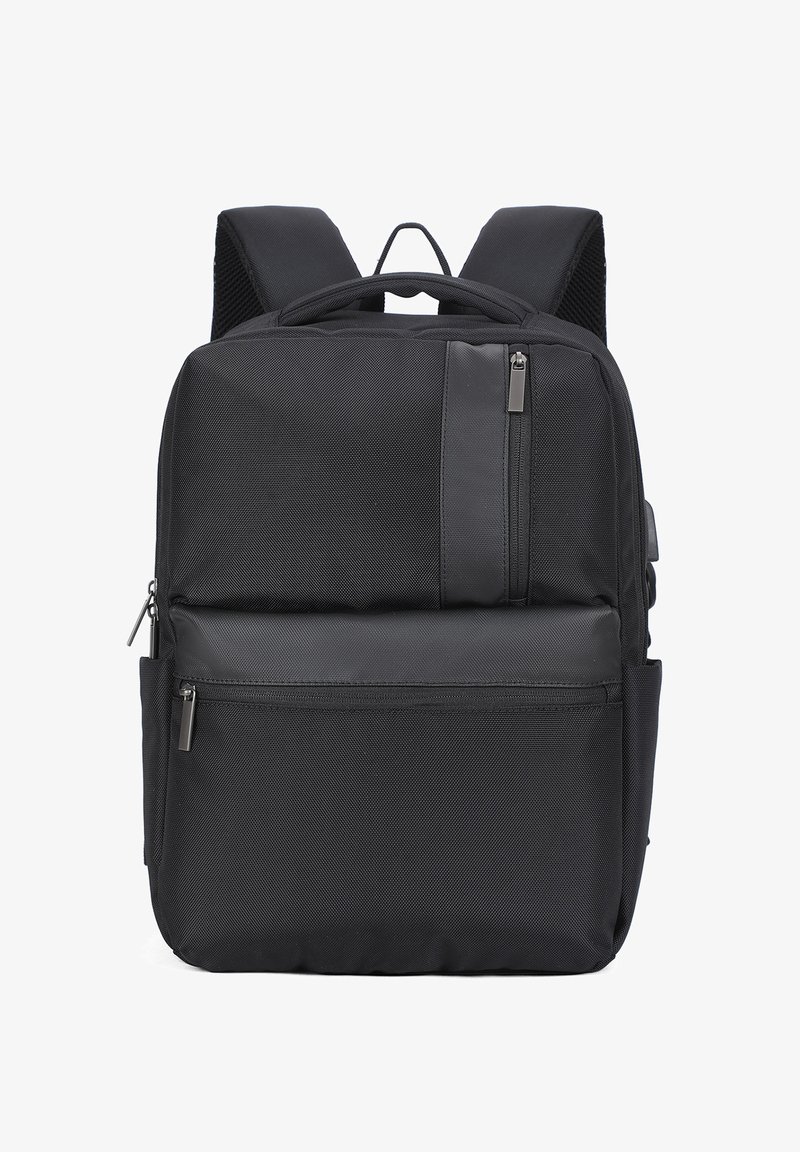 Zaino nero con spalline imbottite, svariati scomparti con zip e una maniglia superiore, mostrato su sfondo bianco.