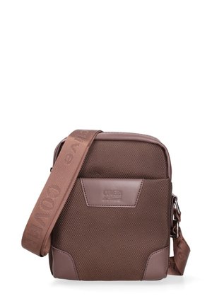 Sac bandoulière marron texturé avec sangle réglable, comportant le texte "COTER" et un patch logo "COMER active" sur le devant.