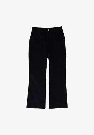 Musta kansitaskuhousut, joissa on viistot lahkeet ja tekstuuri, kahdella etutaskulla ja nappikiinnitysvyötäröllä.