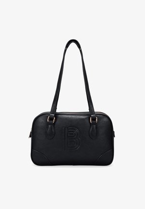 Bolso de mano de cuero negro con dos asas, cierre de cremallera, logotipo "B" en relieve en la parte frontal y detalles en tono dorado. Textura suave, forma rectangular.