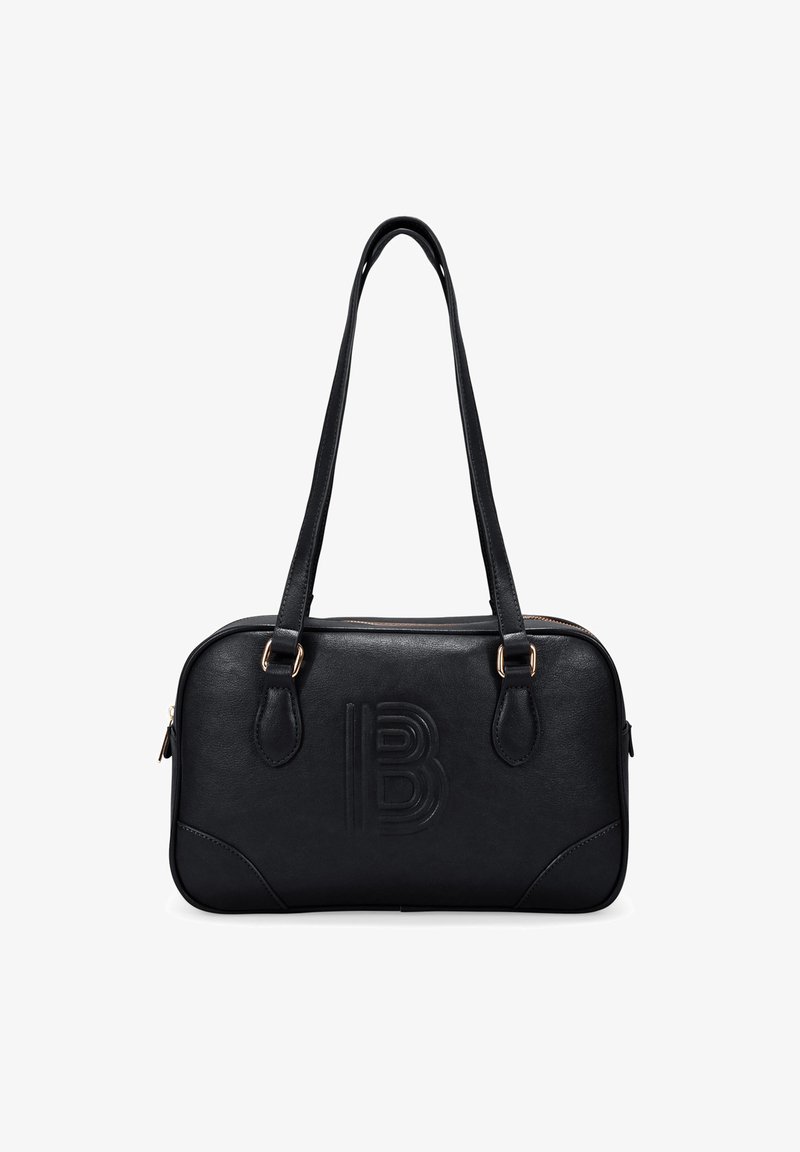 Bolso de mano de cuero negro con dos asas, cierre de cremallera, logotipo "B" en relieve en la parte frontal y detalles en tono dorado. Textura suave, forma rectangular.
