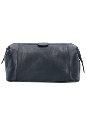 Trousse de toilette en cuir noir avec une forme rectangulaire, un fond plat, une fermeture éclair et un bouton-pression à l'avant. Présente un design minimaliste sans motifs visibles.