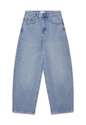 Jeans denim a gamba larga di colore azzurro chiaro con vita alta, bottone frontale, cerniera e design a cinque tasche, disposti distesi su sfondo bianco.