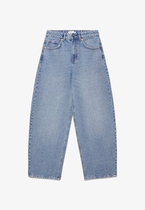 Jeans denim a gamba larga di colore azzurro chiaro con vita alta, bottone frontale, cerniera e design a cinque tasche, disposti distesi su sfondo bianco.