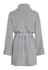 Manteau en laine gris clair doux avec ceinture, manches longues, larges poignets et col haut, vu de dos.