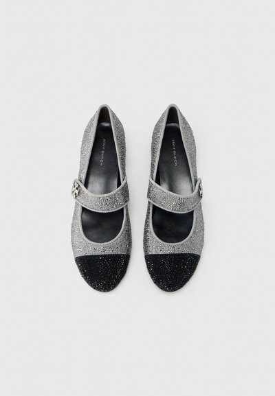 Grå Mary Jane-skor med övre del i texturerat glitter, svart glittrande tåhätta och ett silverfärgat spännband över ankeln. Platt sula.