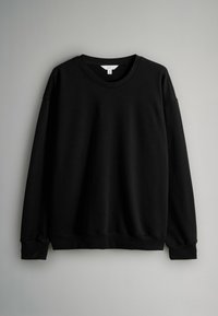 Černá mikina s dlouhými rukávy, kulatým výstřihem a žebrovanými manžetami. Hladká textilní struktura s uvolněným střihem a bez viditelných log či vzorů.